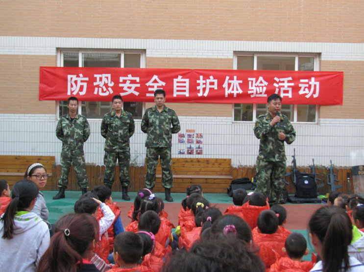 10月15日上午，华纺易城幼儿园防恐活动