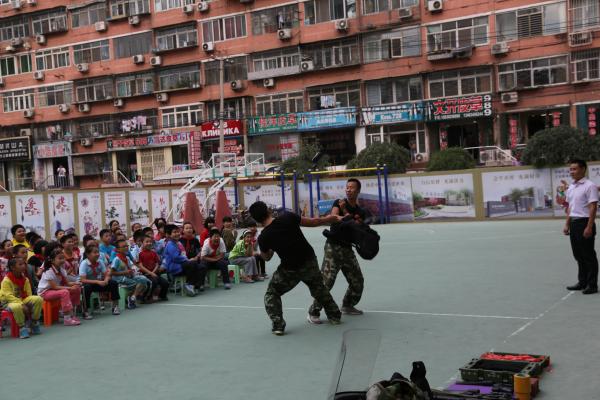 芳草地国际学校民族校区举行小学生防恐防爆安全特训活动