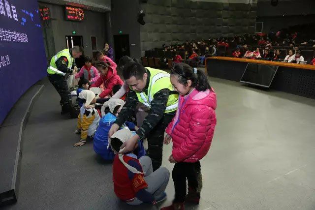 防恐自护 从我做起——北京市海淀区第二实验小学学生防恐自护体验活动