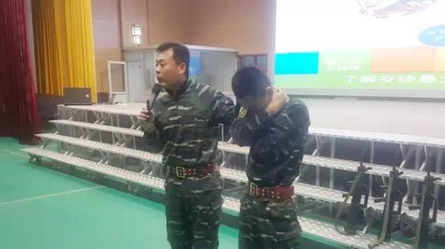北京青年政治学院附属中学防恐防暴体验活动